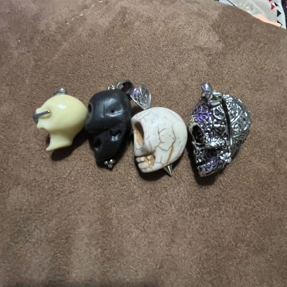 Set of four Skull pendants - Picture 1 of 2